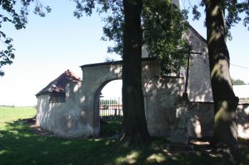 Západní brána hřbitova ( © Ivan Grisa 07/2011)