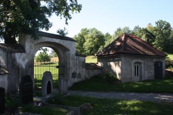 Západní brána na hřbitov a márnice ( © Ivan Grisa 07/2011)