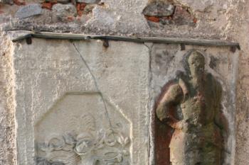 Renesanční náhrobníky na severní stěně lodi ( © Ivan Grisa 07/2011)