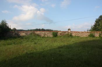 Západní část hřbitovní zdi se zastaveními Křížové cesty ( © Ivan Grisa 07/2011)