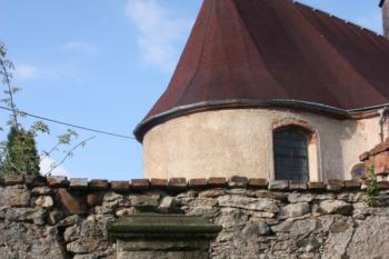 Opuštěný podstavec kříže u severní brány hřbitova ( © Ivan Grisa 07/2011)