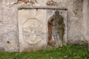 náhrobky u kostelní zdi (© Daniel Šmidrkal, 11/2009)