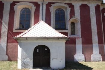 Jižní předsíň a bok lodi, vpravo odhalené původní okno ( © Ivan Grisa 07/2011)