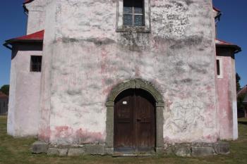 Spodní část věže se západním portálem ( © Ivan Grisa 07/2011)