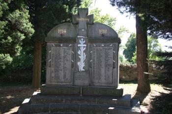 Pomník padlým z I. světové války jihozápadně od kostela ( © Ivan Grisa 07/2011)