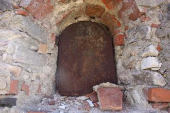 Obrázek na plechu v jednom ze zastavení křížové cesty ve zdi bývalého hřbitova ( © Ivan Grisa 07/2011)