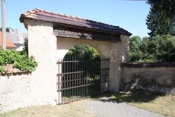 Brána bývalého hřbitova od západu ( © Ivan Grisa 07/2011)