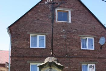 Jäckelův kříž u východní brány na bývalý hřbitov ( © Ivan Grisa 07/2011)