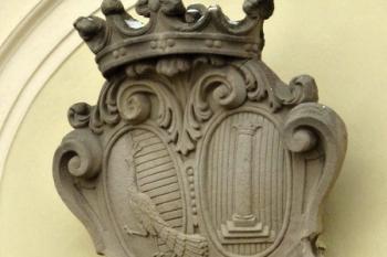 kartuše s erbem stavitelů zámku Petřvaldských z Petřvaldu ( © Jan P. Štěpánek 11/2012)