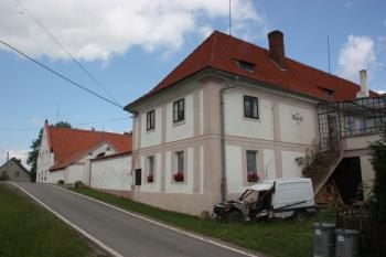Dvůr od jihovýchodu ( © Ivan Grisa 07/2011)