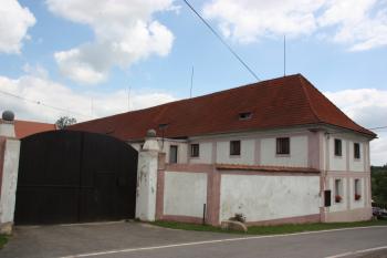 Vjezdová brána a východní (obytné) křídlo ( © Ivan Grisa 07/2011)