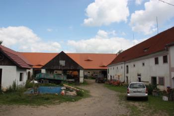 Dvůr od jihu ( © Ivan Grisa 07/2011)