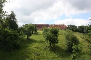 Pohled na dvůr od severu (z cesty od Habartic) ( © Ivan Grisa 07/2011)