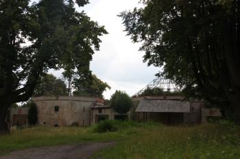 Východní křídlo s polygonálními sýpkami ( © Ivan Grisa 07/2011)