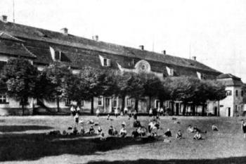 severní průčelí zámku po r. 1930 ( © F. Musil, M. Plaček, J. Úlovec: Zaniklé hrady, zámky a tvrze Čech, Moravy a Slezska po roce 1945, Libri, Praha 2005)