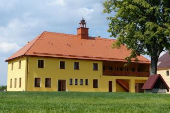 Černousy - opravený úřednický dům  (© Kamil Malát, 08/2015)