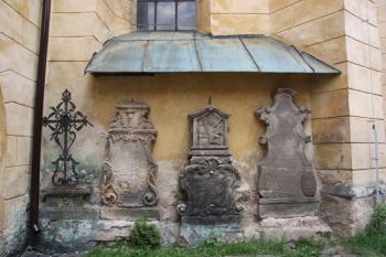 Barokní náhrobky na jižní stěně presbytáře ( © Ivan Grisa 07/2011)