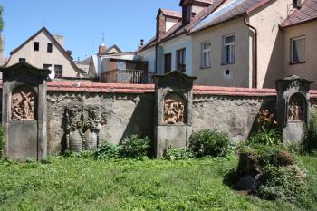 Zastavení Křížové cesty v severovýchodní části ohradní zdi starého hřbitova ( © Ivan Grisa 07/2011)