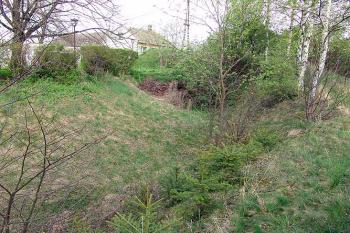 Kvůli novodobému využití je příkop ny východní straně zavezený ( © Roman Řezáč 05/2005)