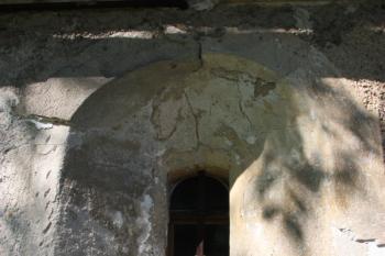 Okénko v severovýchodní stěně sakristie ( © Ivan Grisa 07/2011)