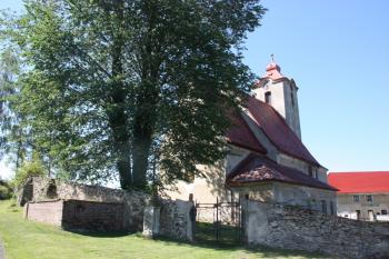 Kostelní areál od severovýchodu ( © Ivan Grisa 07/2011)