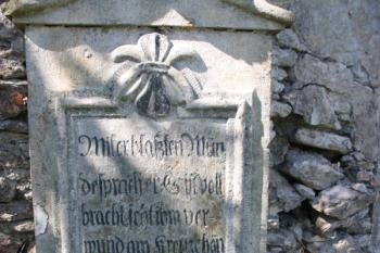 Kříž u severní brány hřbitova: nápis na soklu ( © Ivan Grisa 07/2011)