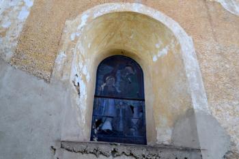 Detail okna s vitráží (© Daniel Šmidrkal, 03/2017)