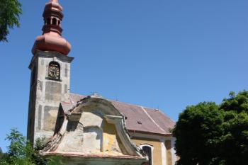 Vstup do kostelního areálu od jihu, v popředí pozdně barokní kaple ( © Ivan Grisa 07/2011)