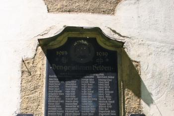Památník padlým z I. světové války na závěrové stěně kostela ( © Ivan Grisa 07/2011)