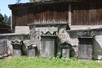 Klasicistní náhrobky z I. poloviny 19. století u západní zdi hřbitova ( © Ivan Grisa 07/2011)