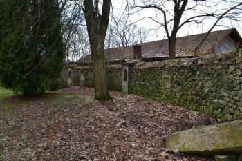 Zrušený hřbitov u kostela (© Daniel Šmidrkal, 03/2017)