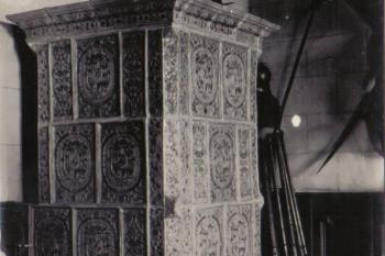 Chropyně - Historická fotografie z počátku 20.století. Kachlová kamna v Ječmínkově sálu (soukr.sbírka IvoR) (© ?)