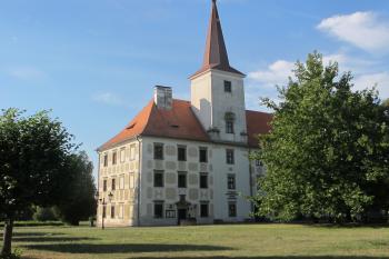 pohled na sev.nároží s věží (© D Dohňanský, 07/2018)