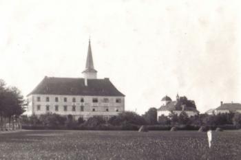 Chropyně - pohled na zámek a kostel sv.Jiljí v počátku 20.století - soukr.sbírka IvoR ( © anon.)