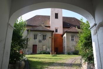 Průhled uzamčenou severní branou bývalého hřbitova ( © Ivan Grisa 07/2011)