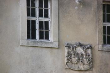 Alianční erb na severní přístavbě lodi ( © Ivan Grisa 07/2011)