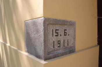Základní kámen v jihovýchodním nároží kostela ( © Ivan Grisa 07/2011)