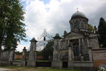 Hrobka z veřejné části hřbitova (od severu) ( © Ivan Grisa 07/2011)