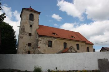 Kostel a hřbitovní zeď od jihu ( © Ivan Grisa 07/2011)