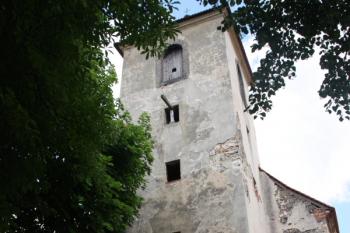 Kostel a hřbitovní zeď od západu ( © Ivan Grisa 07/2011)