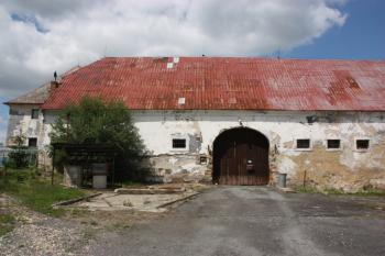 Jižní vjezd do hospodářského dvora u bývalé tvrze ( © Ivan Grisa 07/2011)