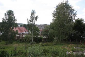 Hospodářský dvůr a bývalá tvrz od kostela sv. Jošta ( © Ivan Grisa 07/2011)
