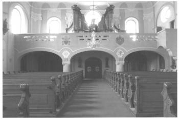 Průhled lodí nového kostela ke kruchtě ( © P. F. Schwind: Pamětní spis u příležitosti dokončení katolického kostela v Raspenavě, reprint město Raspenava 2008)