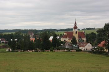 Kostelní areál od jihu (z cesty k nádraží) ( © Ivan Grisa 07/2011)