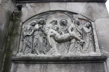 Relief Kladení do hrobu na východním boku předsíně Richterovy hrobky ( © Ivan Grisa 07/2011)