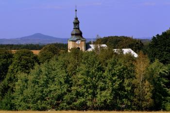 kostel svaté Anny s horou Landeskrone na horizontu (© Daniel Šmidrkal, 08/2015)