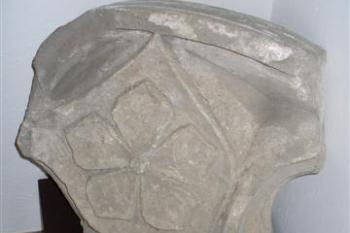 fragment portálu z původního hradu se znakem pánů z Landštejna (© zdeněk komínek, 06/2006)