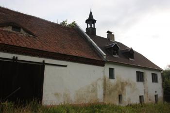 Někdejší úřednický dům od jihozápadu ( © Ivan Grisa 07/2011)