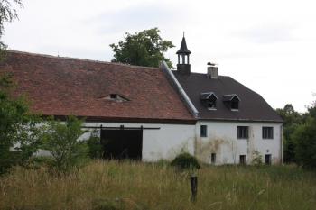 Jižní křídlo dvora s někdejším úřednickým domem ( © Ivan Grisa 07/2011)