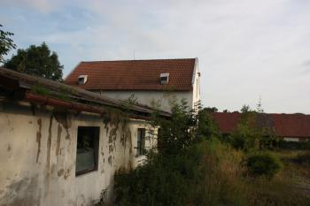 Pravděpodobný objekt bývalé tvrze v západním křídle dvora ( © Ivan Grisa 07/2011)